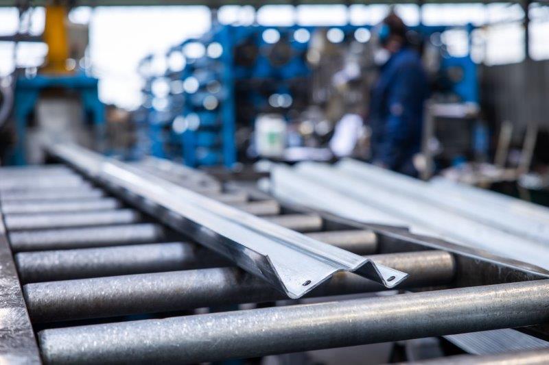 خط تولید پروفیل صنعتی در کارخانه و مراحل شکل‌دهی مقاطع فولادی